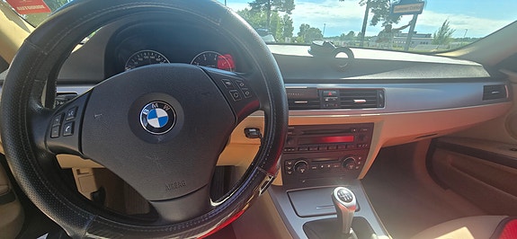 BMW 320i 12 of 15