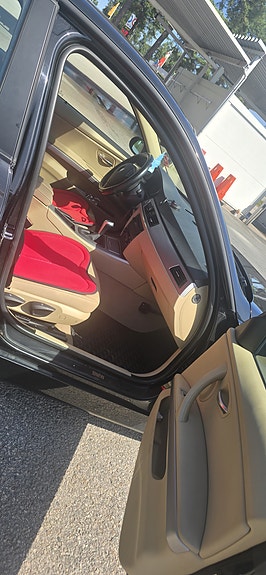 BMW 320i 10 of 15