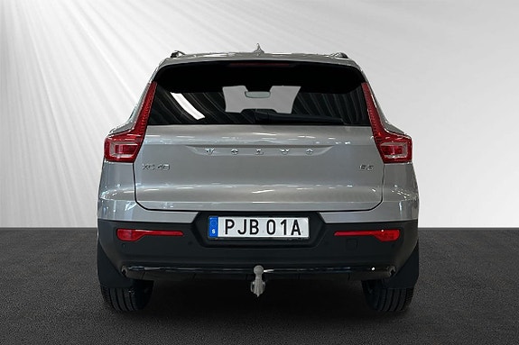 Volvo XC40 2 of 5