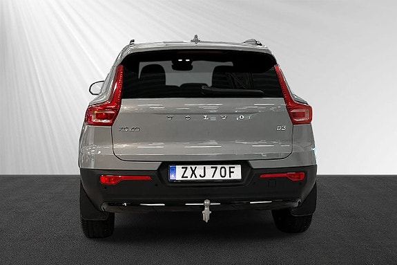 Volvo XC40 2 of 5