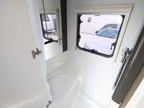 Adria Action 361 LH 11 of 13