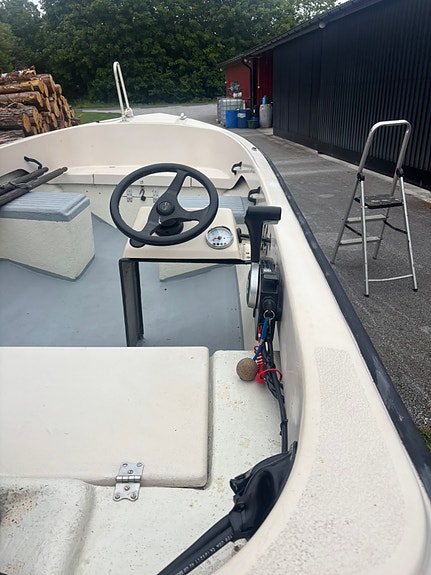 Perfekt fiske, vattenlek och badbåt med motor som endast gått 24 timmar 2 of 9