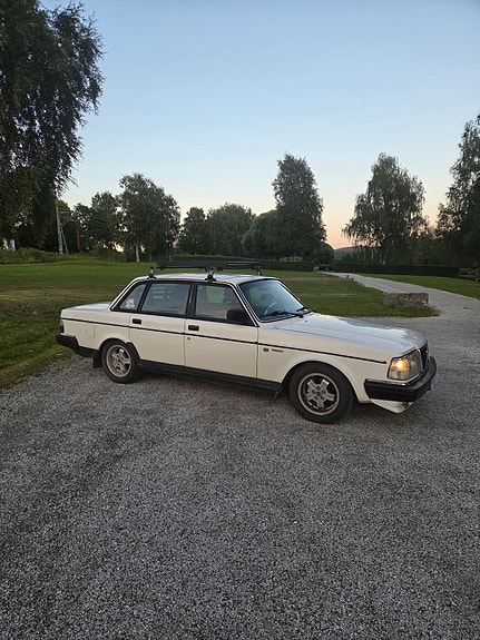 Volvo 240 2 of 5