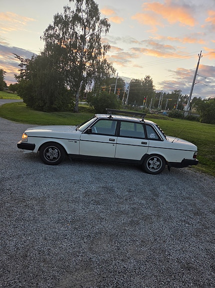 Volvo 240 3 of 5