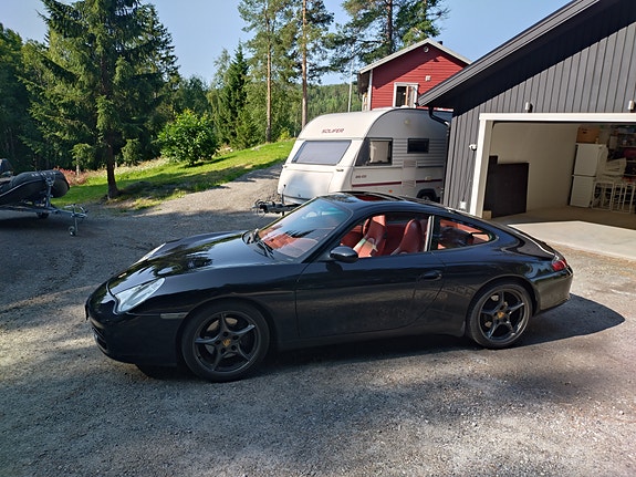Porsche 911 Carrera 4 of 5