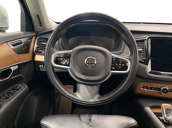 Volvo XC90 10 of 14