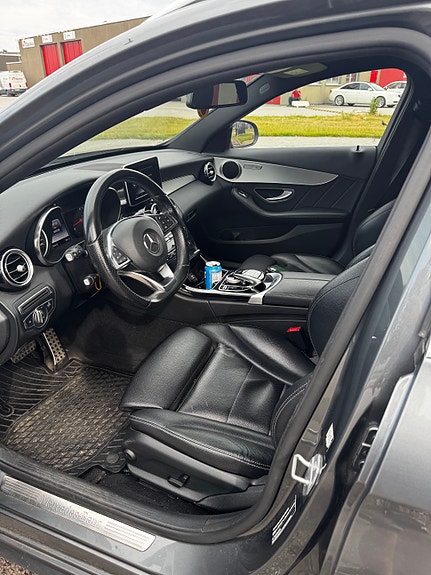 Mercedes-Benz C300 7 of 9