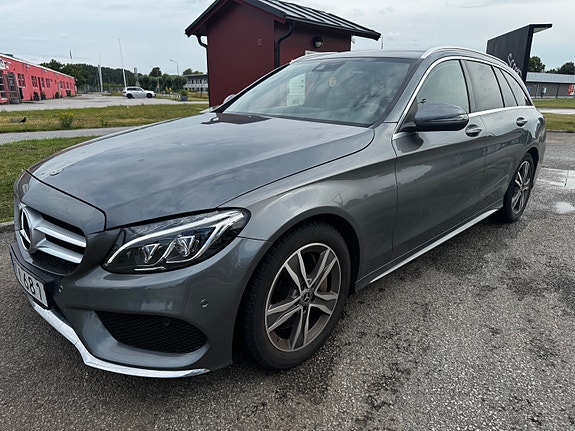 Mercedes-Benz C300 2 of 9