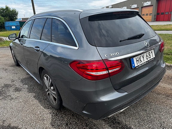 Mercedes-Benz C300 5 of 9