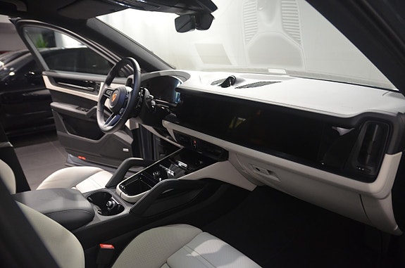 Porsche Cayenne 13 of 21