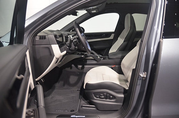 Porsche Cayenne 10 of 21