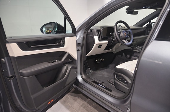 Porsche Cayenne 9 of 21