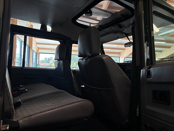 Land Rover Defender 110 19 of 21