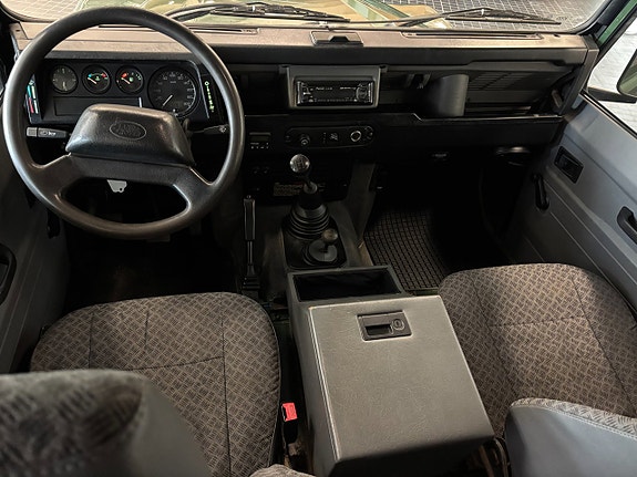 Land Rover Defender 110 18 of 21