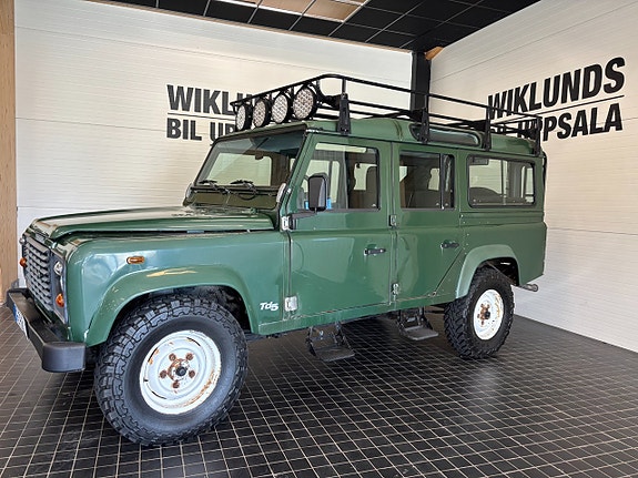 Land Rover Defender 110 2 of 21