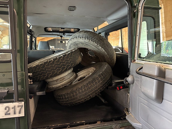 Land Rover Defender 110 21 of 21