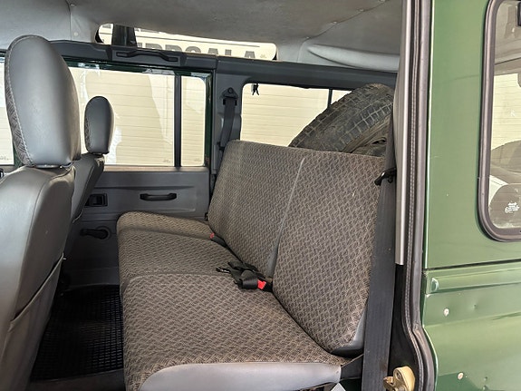 Land Rover Defender 110 16 of 21