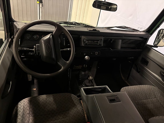Land Rover Defender 110 5 of 5