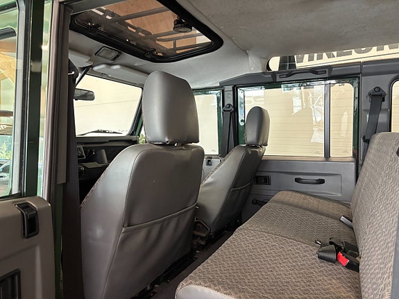 Land Rover Defender 110 15 of 21