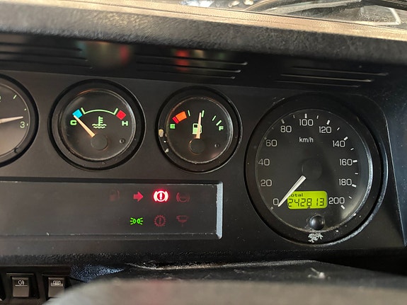 Land Rover Defender 110 12 of 21