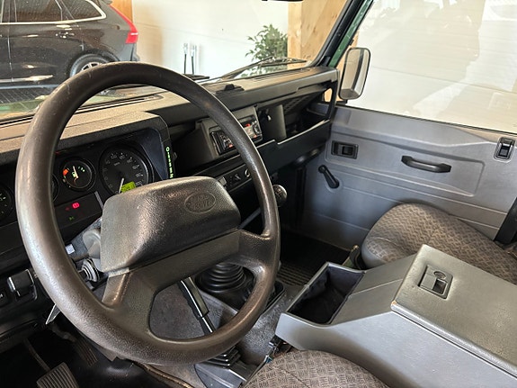 Land Rover Defender 110 8 of 21