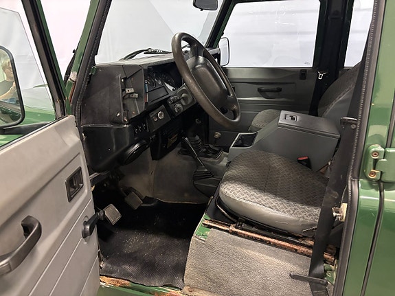Land Rover Defender 110 4 of 5