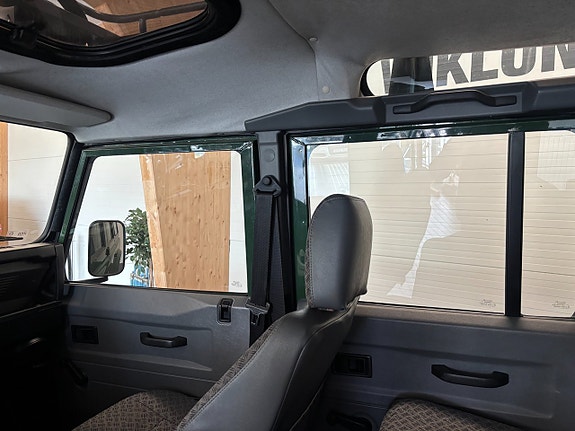 Land Rover Defender 110 17 of 21
