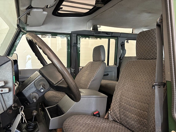 Land Rover Defender 110 9 of 21