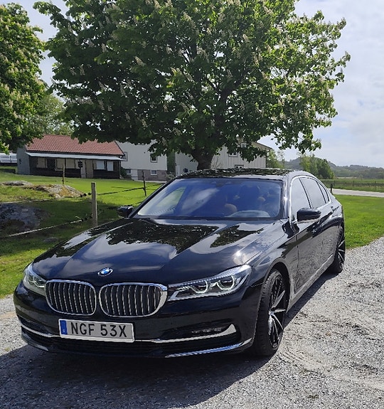 BMW 750Li 2 of 5