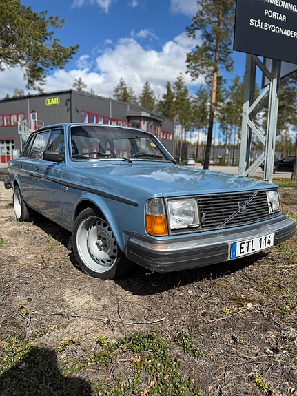 Volvo 244 2 of 5