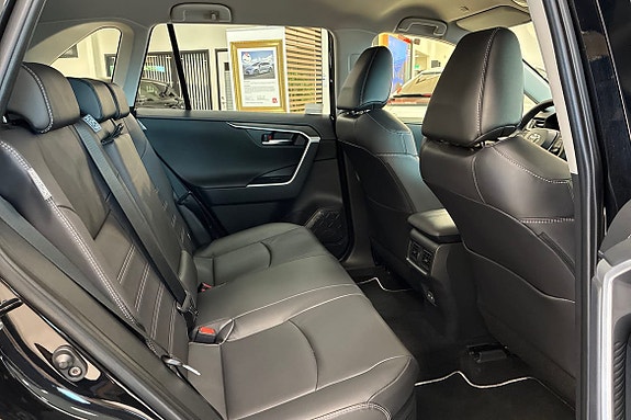 Toyota RAV4 7 of 18