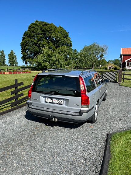 Volvo V70 2 of 4