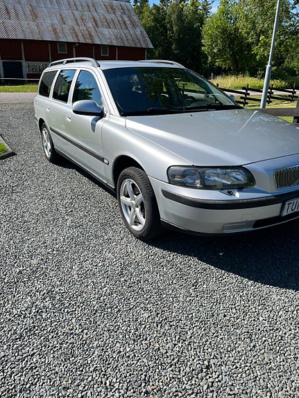 Volvo V70 3 of 4