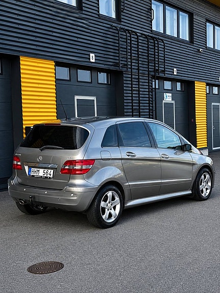 Mercedes-Benz B200 3 of 5