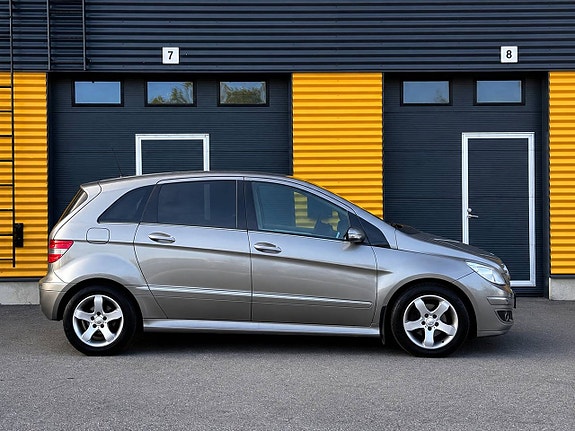 Mercedes-Benz B200 2 of 5