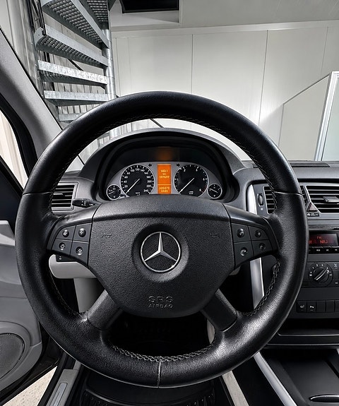 Mercedes-Benz B200 4 of 5