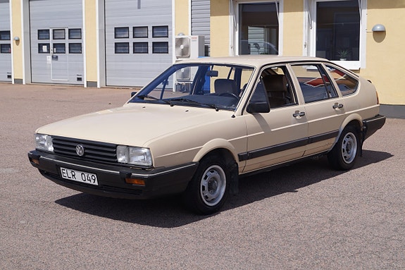 Volkswagen Passat 2 of 5