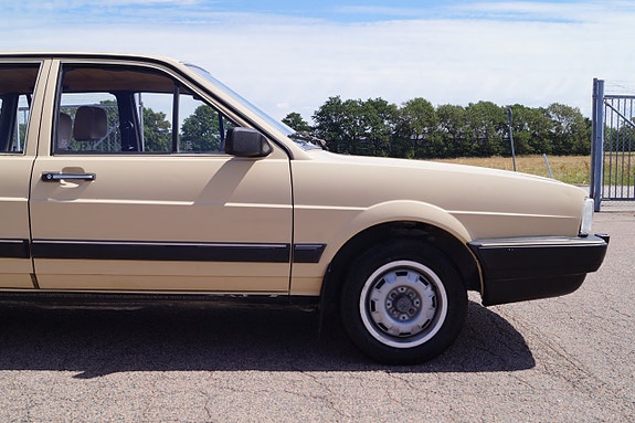 Volkswagen Passat 12 of 25