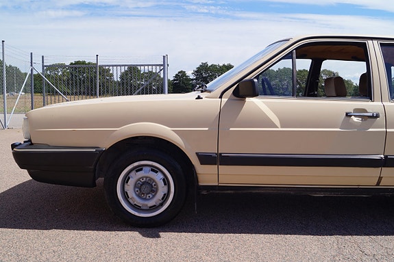 Volkswagen Passat 10 of 25