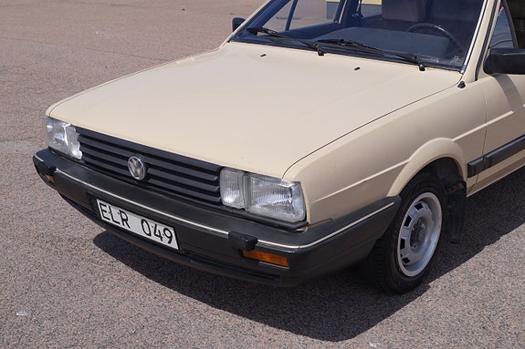 Volkswagen Passat 14 of 25