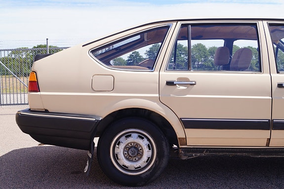 Volkswagen Passat 13 of 25