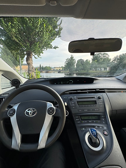 Toyota Prius 2 of 5