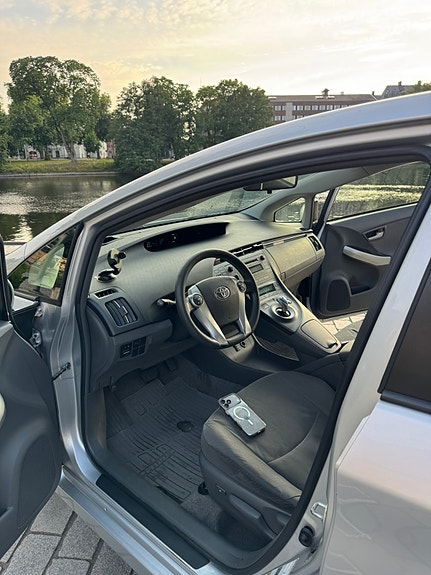 Toyota Prius 4 of 5