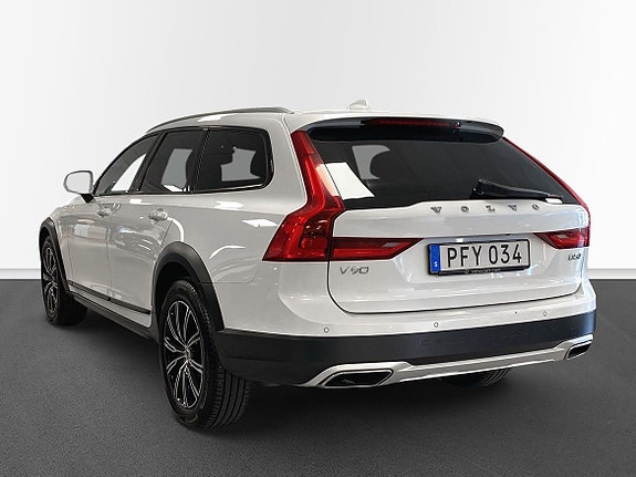 Volvo V90 Cross Country 2 of 15