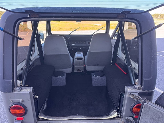 Jeep Wrangler 7 of 30