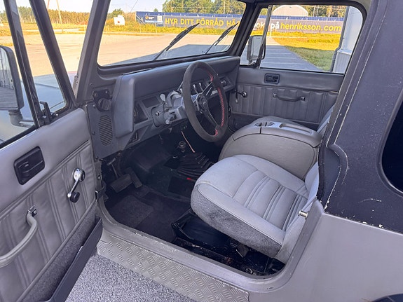 Jeep Wrangler 16 of 30