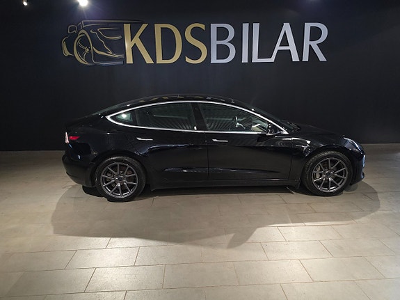 Tesla Model 3 4 of 5
