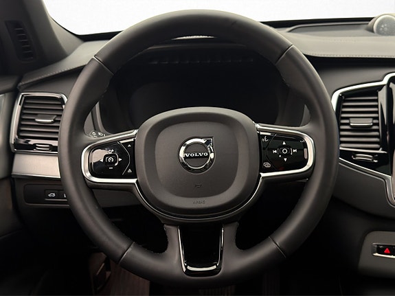 Volvo XC90 28 of 30