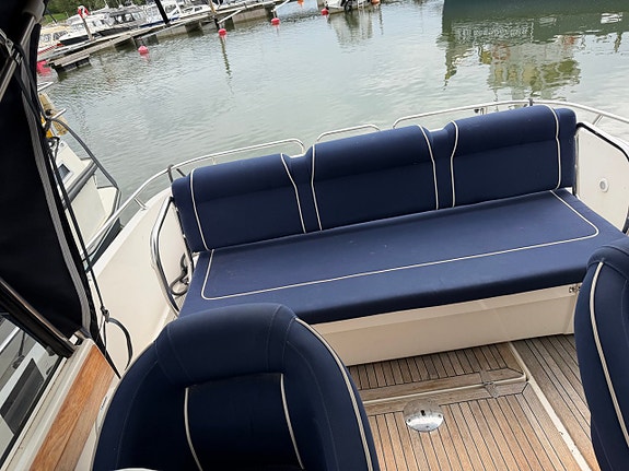 Aquador 25 WAe / MerCruiser 4,2 - 1 ägare Endast 330 h 4 of 16