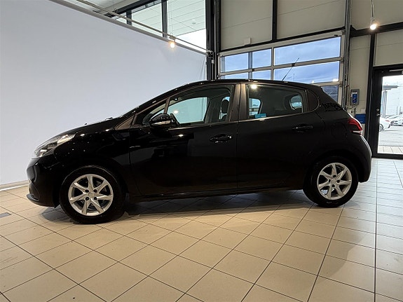 Peugeot 208 2 of 8